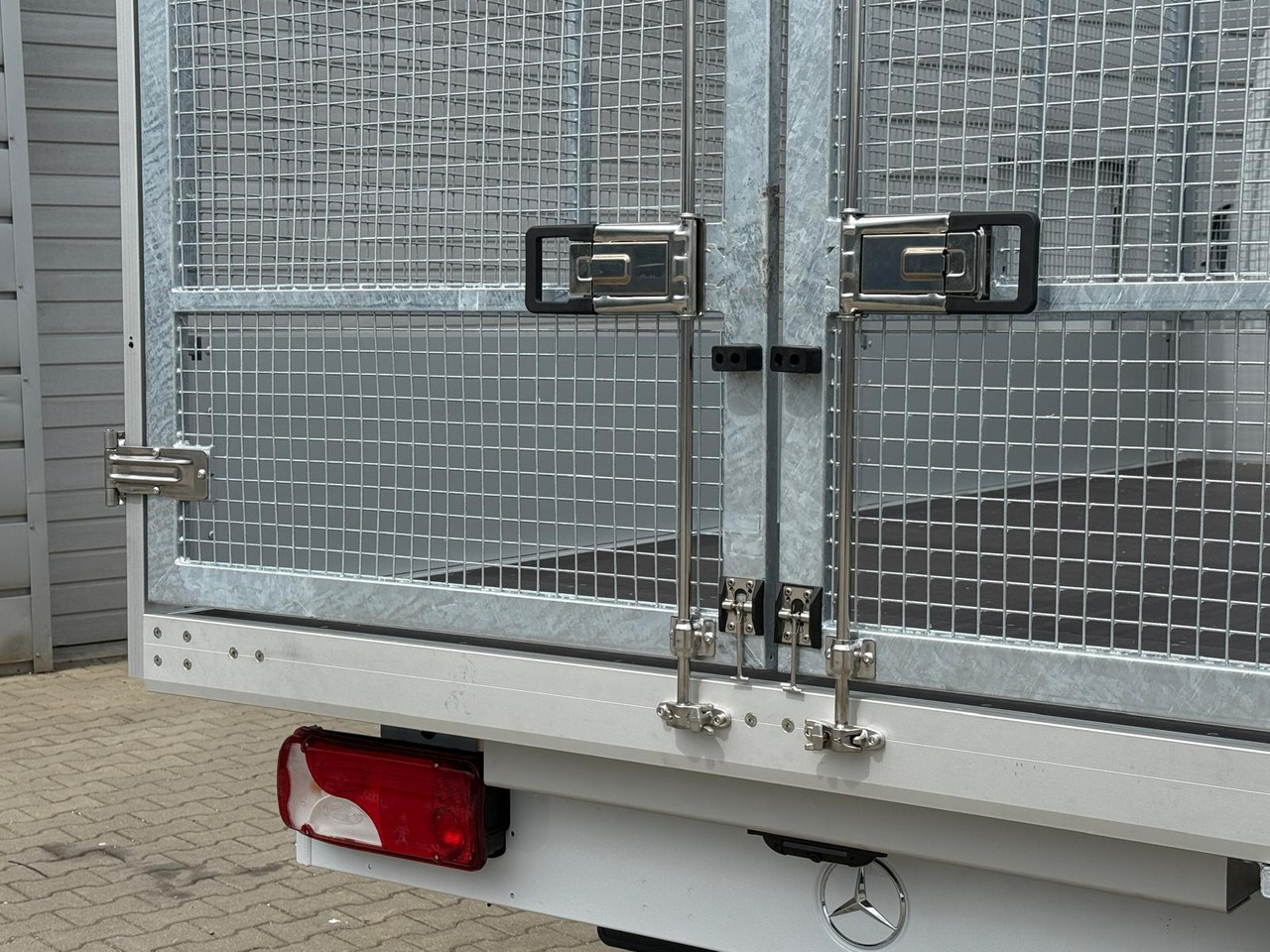 Mercedes eSprinter - 플랫베드 밴, 전기 밴 : 사진 5 Mercedes eSprinter - 플랫베드 밴, 전기 밴 : 사진 5