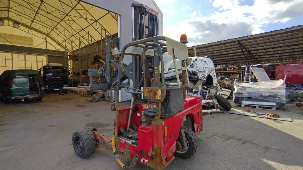 Moffett M4 25.4 ajoneuvotrukki - 트럭 장착 지게차 : 사진 2 Moffett M4 25.4 ajoneuvotrukki - 트럭 장착 지게차 : 사진 2