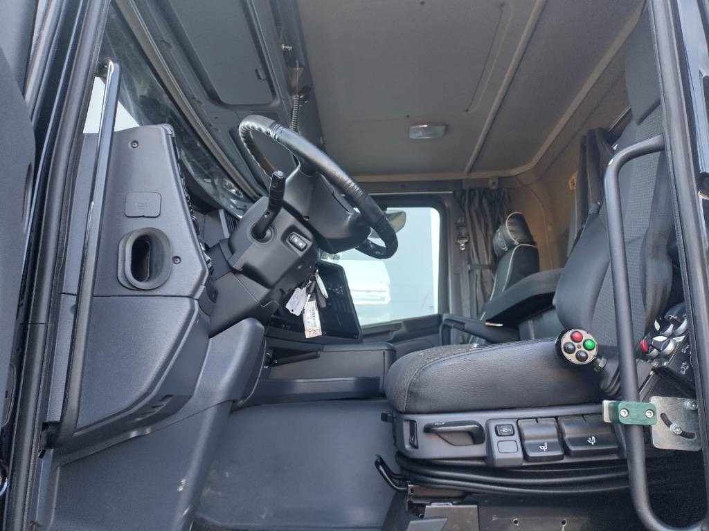 Scania R490 8x4 vaijerilaite,Euro6 - 스킵 로더 트럭 : 사진 5 Scania R490 8x4 vaijerilaite,Euro6 - 스킵 로더 트럭 : 사진 5