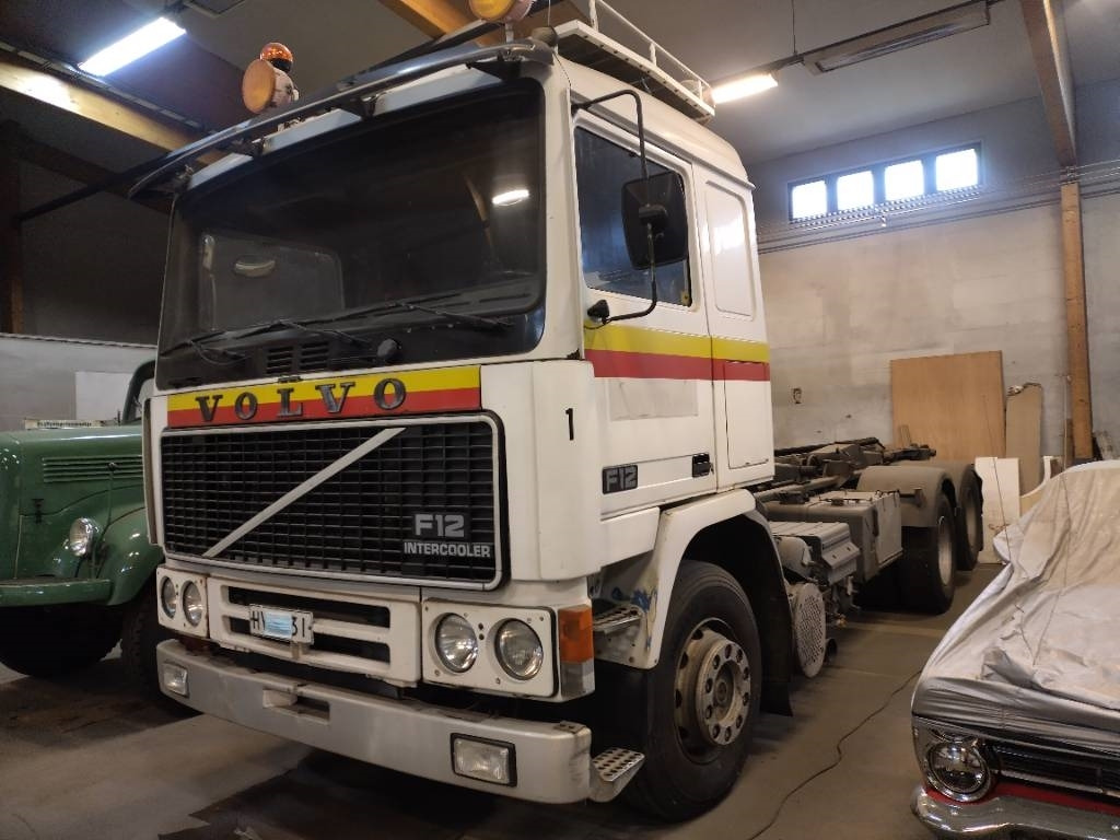 Volvo F12 6x2 ketjulaitteilla, Museointiin - 스킵 로더 트럭 : 사진 1 Volvo F12 6x2 ketjulaitteilla, Museointiin - 스킵 로더 트럭 : 사진 1