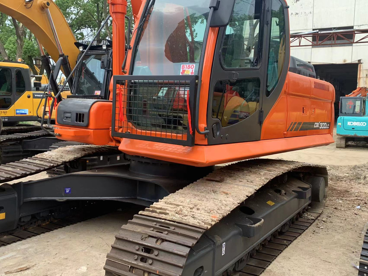DOOSAN DX300LC - 크롤러 굴삭기 : 사진 1 DOOSAN DX300LC - 크롤러 굴삭기 : 사진 1