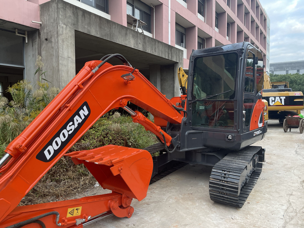 DOOSAN DX60-9C - 크롤러 굴삭기 : 사진 4 DOOSAN DX60-9C - 크롤러 굴삭기 : 사진 4