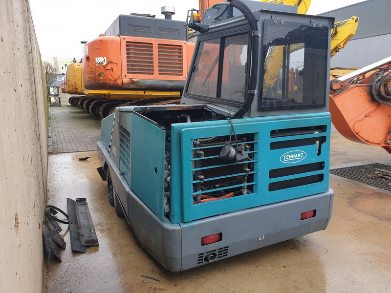 TENNANT 800 - 거리 청소 차량 : 사진 5 TENNANT 800 - 거리 청소 차량 : 사진 5