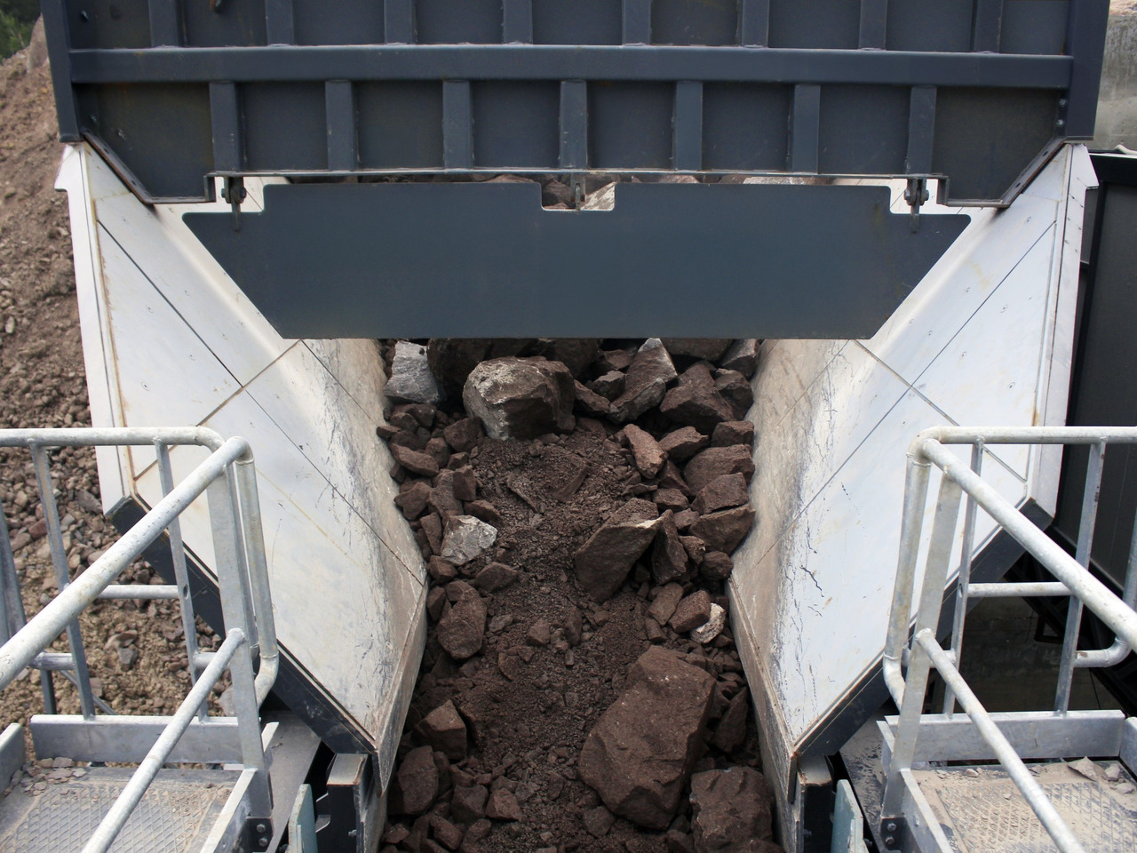 Constmach Alimentateur Vibrant Bunker Dans Des Capacités de 80 à 500 Tonnes - 광산 기계 : 사진 2 Constmach Alimentateur Vibrant Bunker Dans Des Capacités de 80 à 500 Tonnes - 광산 기계 : 사진 2