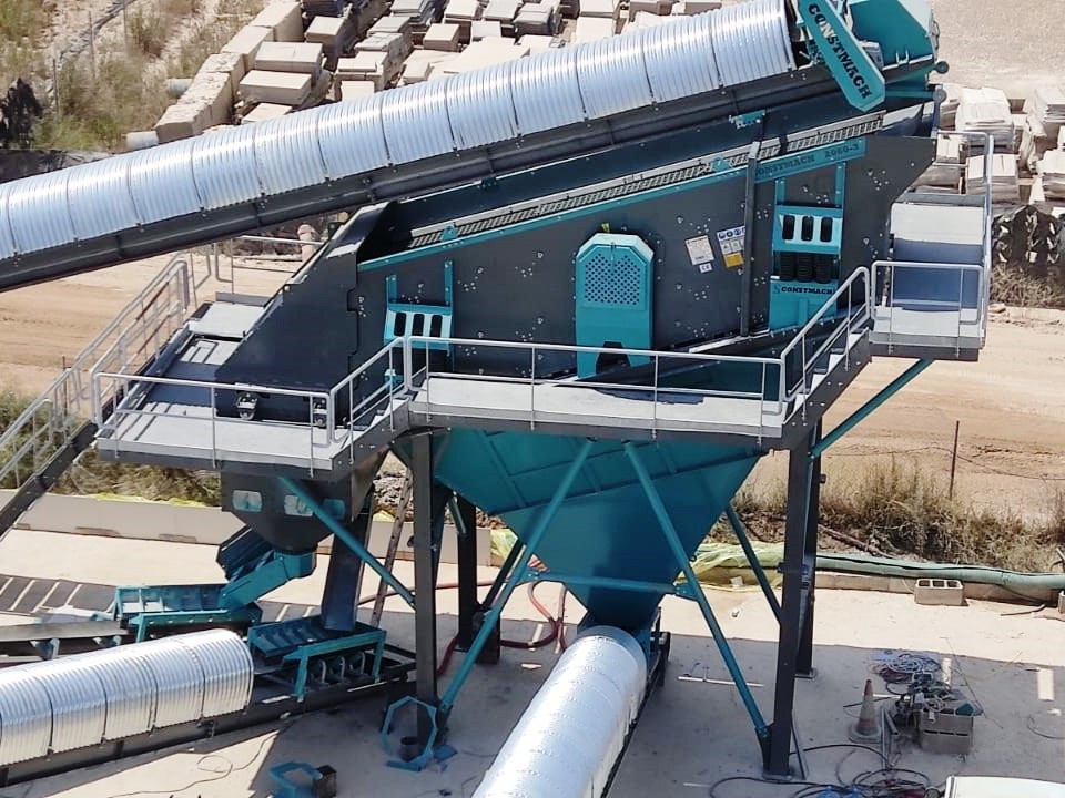 Constmach Systèmes De Cribles Vibrants 70-95 Tph 2-3-4 Étages 1200x4000 Mm - 스크리너 : 사진 3 Constmach Systèmes De Cribles Vibrants 70-95 Tph 2-3-4 Étages 1200x4000 Mm - 스크리너 : 사진 3