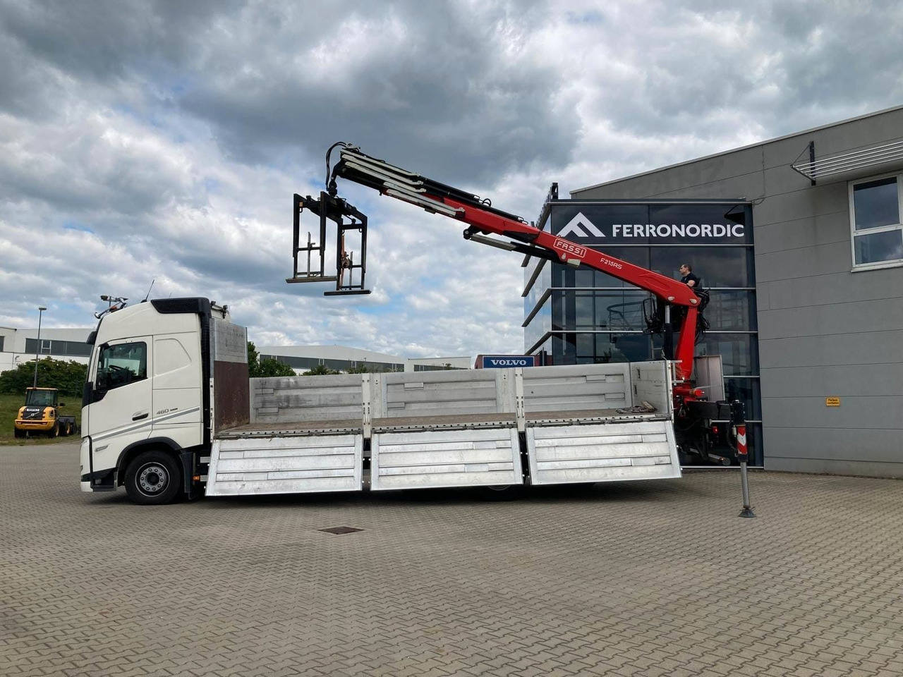 Volvo FH460 8x2 TRIDEM VLA&NLA gelenkt*FASSI F215AS.24 - 크레인 트럭 : 사진 2 Volvo FH460 8x2 TRIDEM VLA&NLA gelenkt*FASSI F215AS.24 - 크레인 트럭 : 사진 2