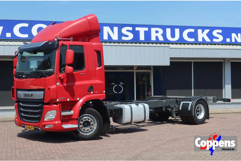 DAF CF 290 FA Chassis + 2500 KG Dhollandia laadklep - 캡 새시 트럭 : 사진 1 DAF CF 290 FA Chassis + 2500 KG Dhollandia laadklep - 캡 새시 트럭 : 사진 1