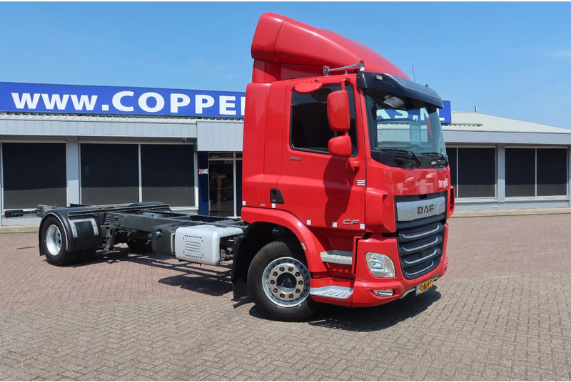DAF CF 290 FA Chassis + 2500 KG Dhollandia laadklep - 캡 새시 트럭 : 사진 2 DAF CF 290 FA Chassis + 2500 KG Dhollandia laadklep - 캡 새시 트럭 : 사진 2