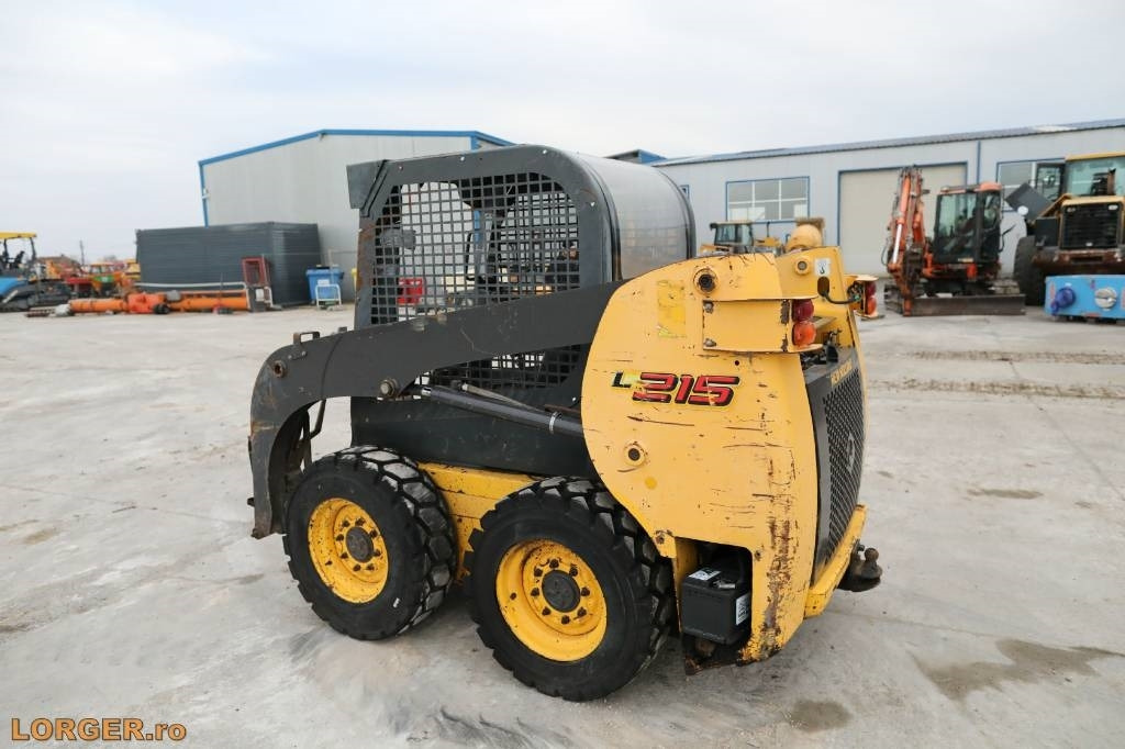 New Holland L 215 - 스키드 스티어 로더 : 사진 2 New Holland L 215 - 스키드 스티어 로더 : 사진 2