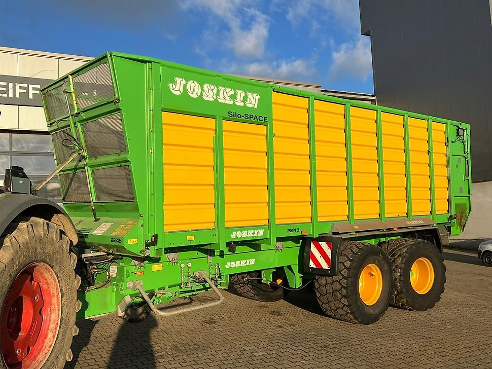 J.Reiff Sarl
Herr Stefan Neukirch - 77 Z.I in den - 농장 트레일러 : 사진 2 J.Reiff Sarl
Herr Stefan Neukirch - 77 Z.I in den - 농장 트레일러 : 사진 2