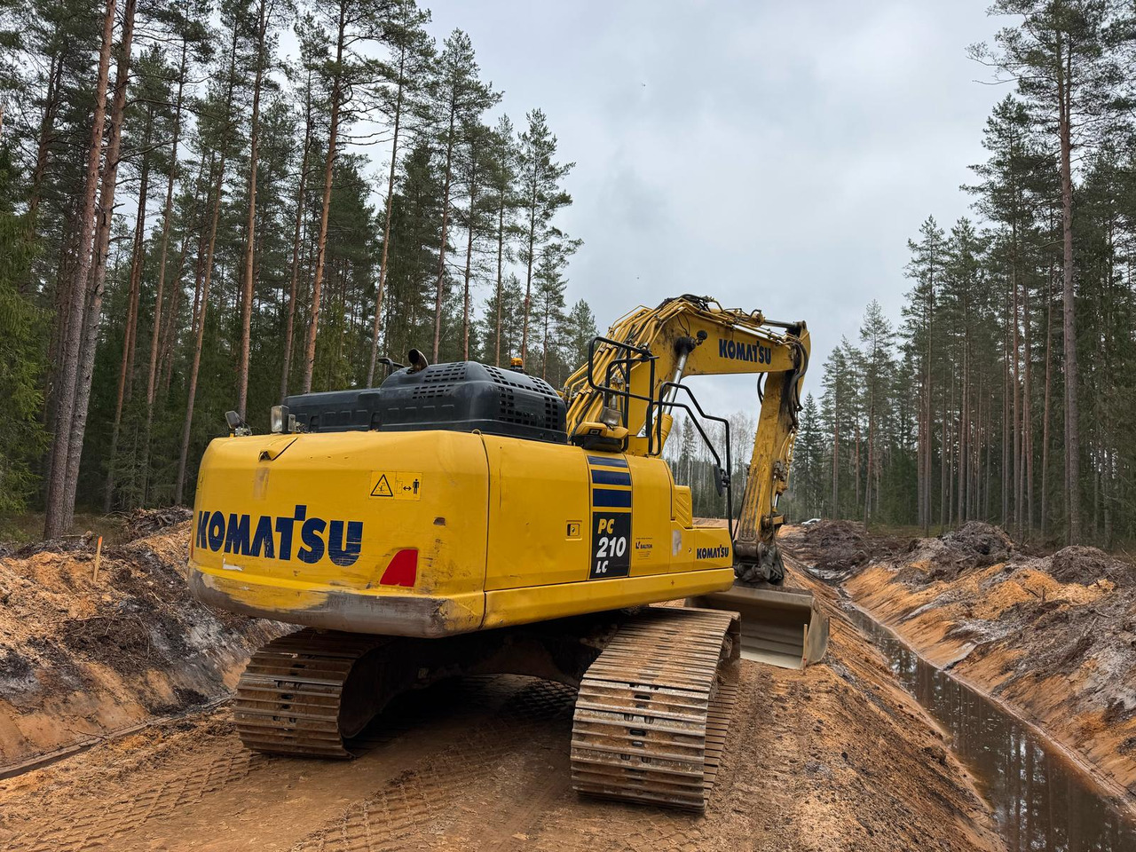 KOMATSU PC210LC-11 - 크롤러 굴삭기 : 사진 2 KOMATSU PC210LC-11 - 크롤러 굴삭기 : 사진 2