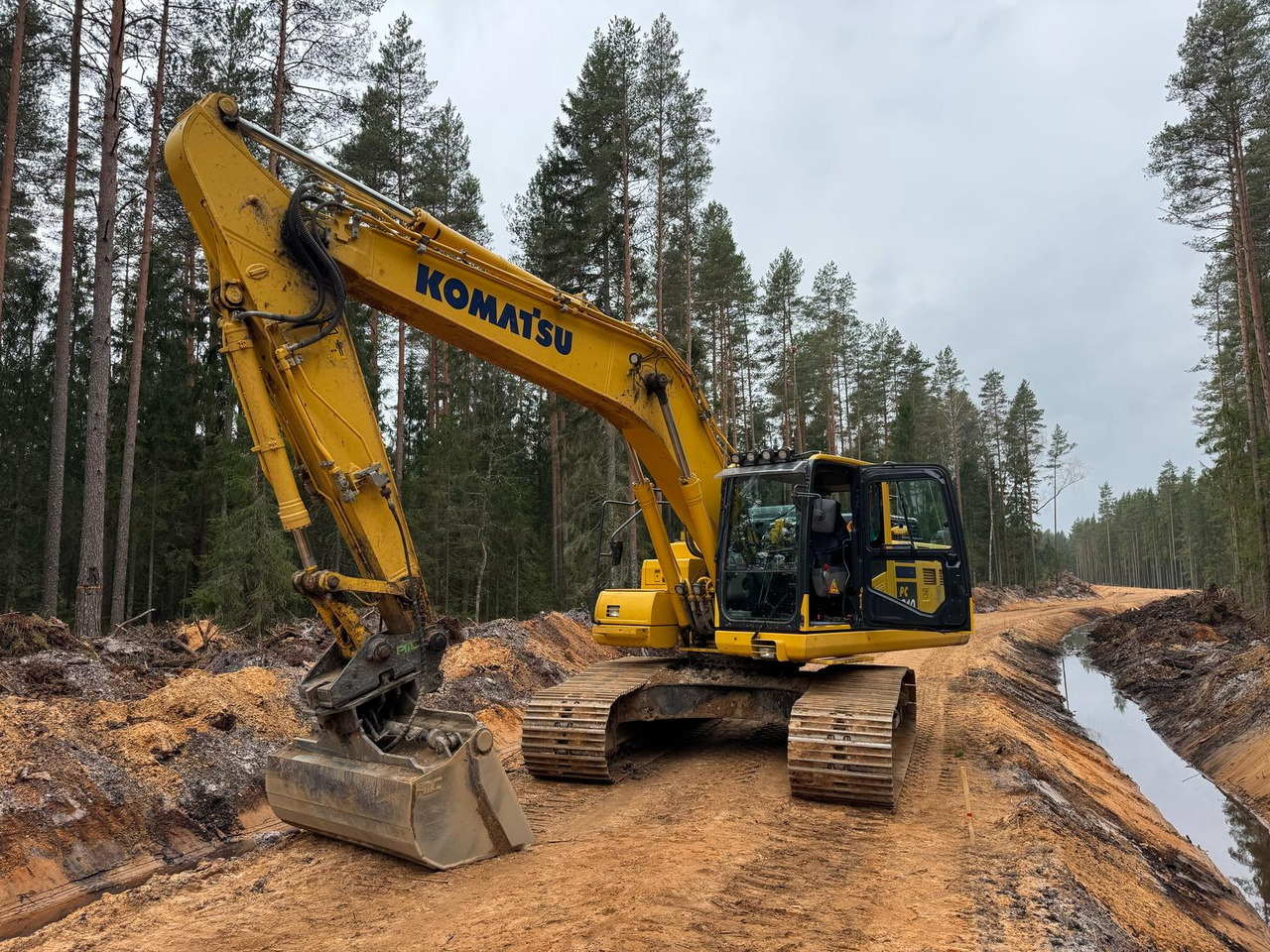 KOMATSU PC210LC-11 - 크롤러 굴삭기 : 사진 1 KOMATSU PC210LC-11 - 크롤러 굴삭기 : 사진 1