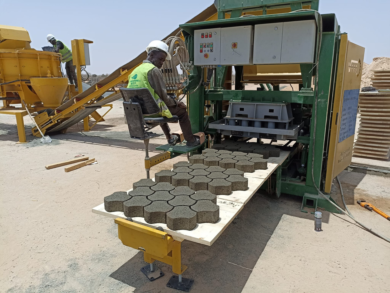 Economic Block Making Machine - 블록 제작 기계 : 사진 1 Economic Block Making Machine - 블록 제작 기계 : 사진 1