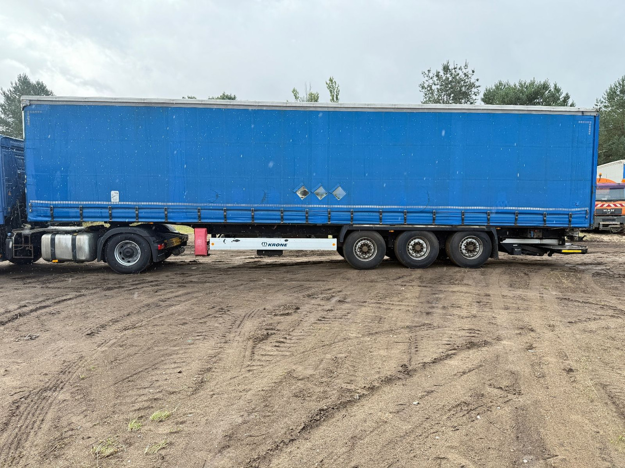 Krone SD mit Faltbare Ladebordwand - 커튼사이더 세미 트레일러 : 사진 3 Krone SD mit Faltbare Ladebordwand - 커튼사이더 세미 트레일러 : 사진 3