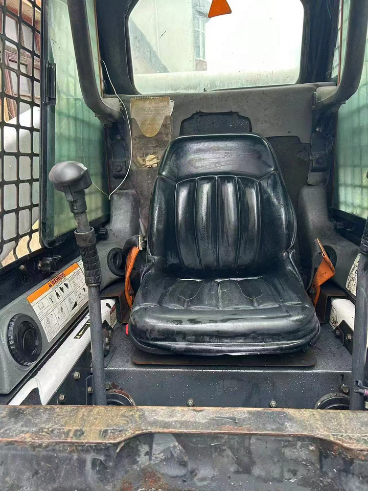 Bobcat S300 - 스키드 스티어 로더 : 사진 2 Bobcat S300 - 스키드 스티어 로더 : 사진 2