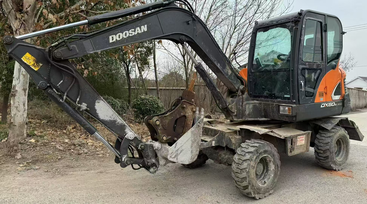 Doosan DX60 - 휠 굴삭기 : 사진 1 Doosan DX60 - 휠 굴삭기 : 사진 1