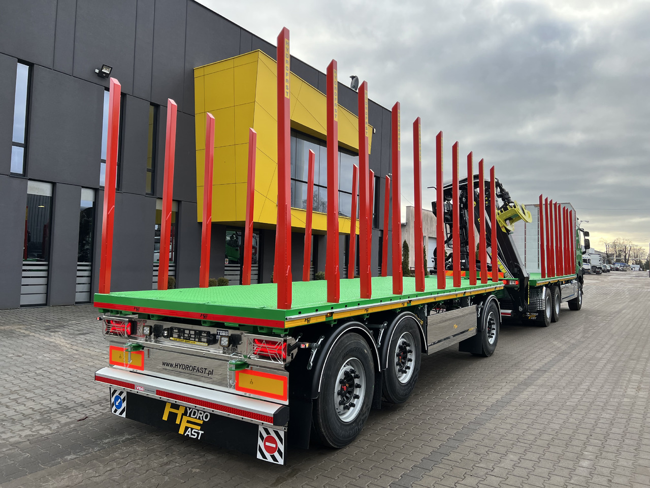 Hydrofast Przyczepa platforma 3 osiowa do przewozu drewna / 3-axle platform trailer for timber transport - 드롭사이드/ 플랫베드 트레일러 : 사진 2 Hydrofast Przyczepa platforma 3 osiowa do przewozu drewna / 3-axle platform trailer for timber transport - 드롭사이드/ 플랫베드 트레일러 : 사진 2