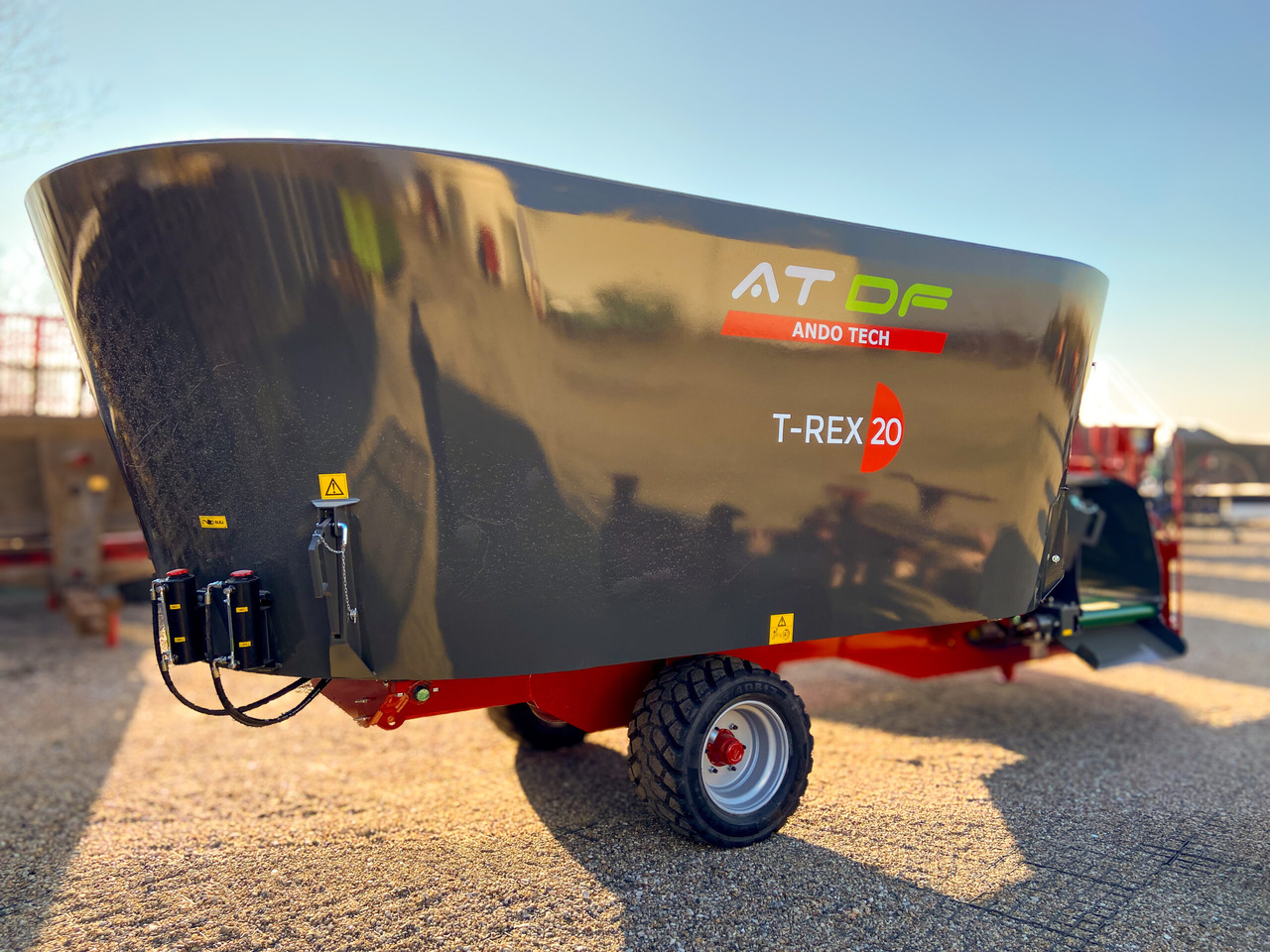 Ando Tech Futtermischwagen / Feed mixer / Melangeuse / Carro di alimentazione / Remolque alimentador / Кормораздатчик / Wóz paszowy T-REX 24 m3 - 목초 믹서 : 사진 1 Ando Tech Futtermischwagen / Feed mixer / Melangeuse / Carro di alimentazione / Remolque alimentador / Кормораздатчик / Wóz paszowy T-REX 24 m3 - 목초 믹서 : 사진 1
