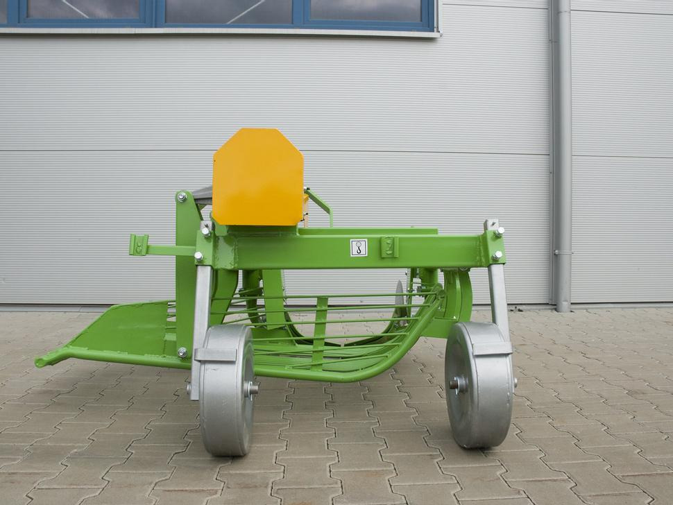 Bomet Siebkettenroder / Potato digger / Arracheuse de pomme de terre / Scavapatate / Однорядная картофельная копалка / Kopaczka do ziemniaków Ursa Z655 - 감자 수확기 : 사진 2 Bomet Siebkettenroder / Potato digger / Arracheuse de pomme de terre / Scavapatate / Однорядная картофельная копалка / Kopaczka do ziemniaków Ursa Z655 - 감자 수확기 : 사진 2