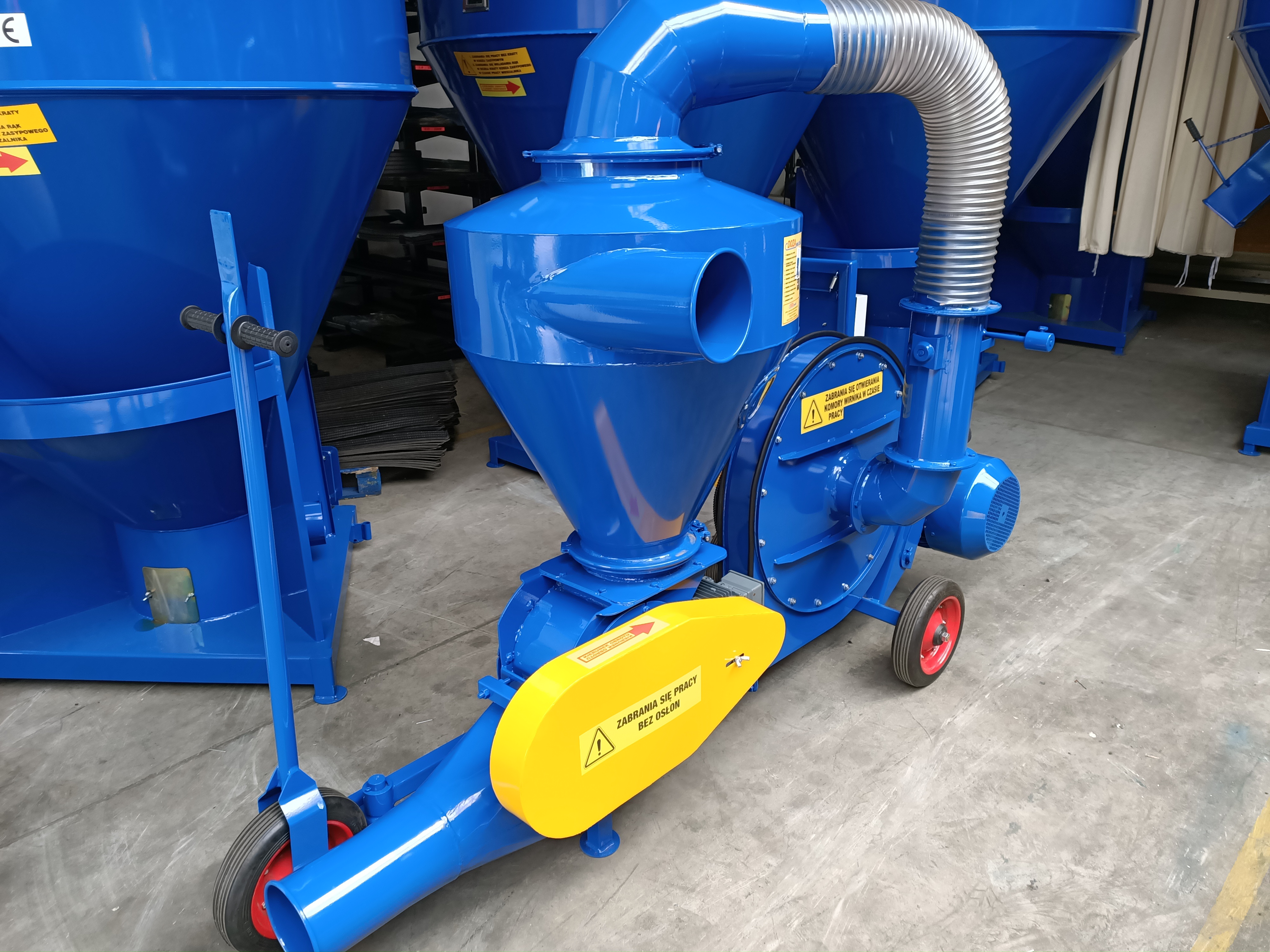 Dozamech Saug-Druckgebläse / Suction and pressure blower / Suceuse à grains / Trasportatore / Пневматический вдуватель / Dmuchawa ssąco-tłocząca T-420 - 컨베이어 : 사진 1 Dozamech Saug-Druckgebläse / Suction and pressure blower / Suceuse à grains / Trasportatore / Пневматический вдуватель / Dmuchawa ssąco-tłocząca T-420 - 컨베이어 : 사진 1