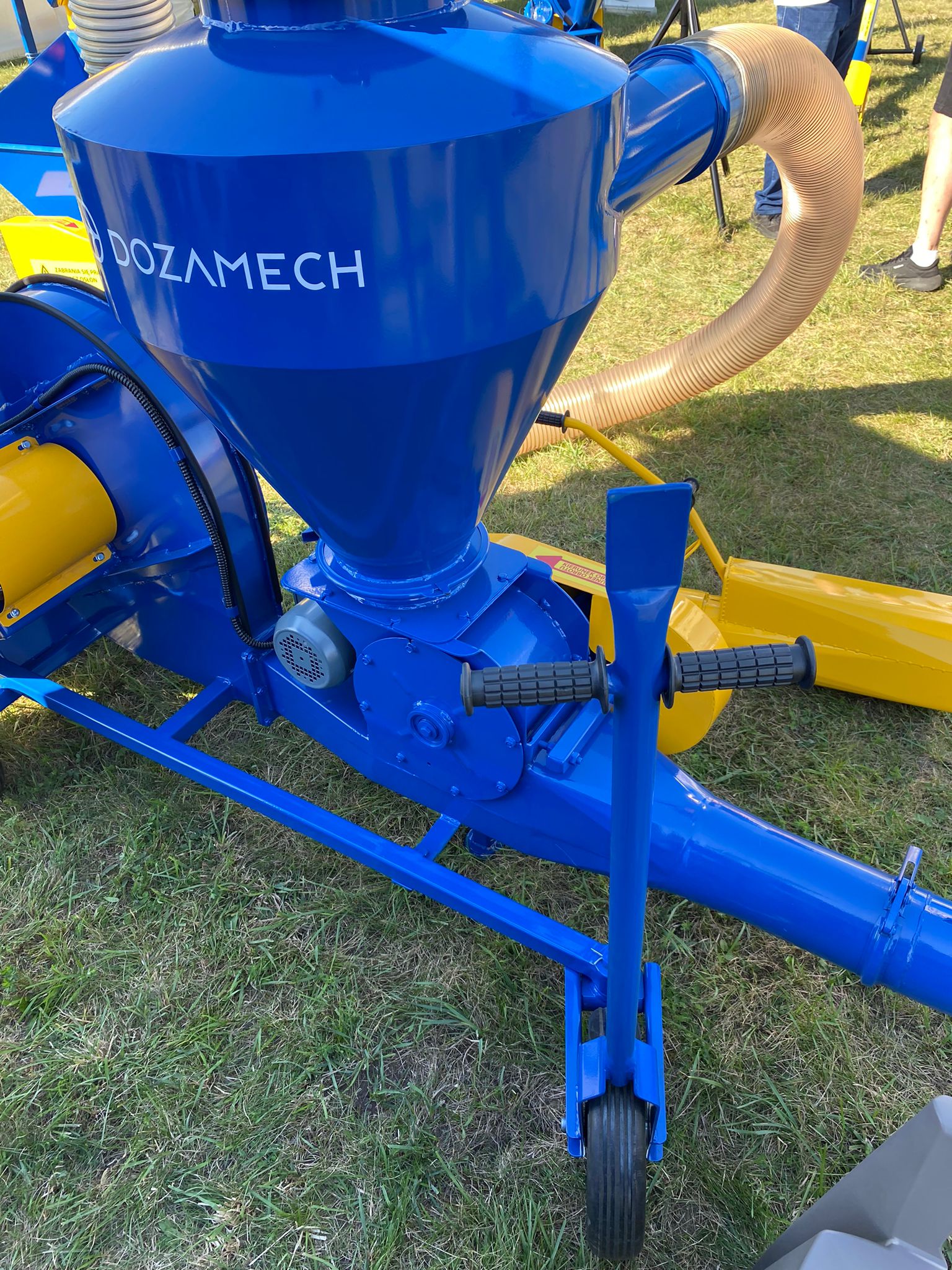 Dozamech Saug-Druckgebläse / Suction and pressure blower / Suceuse à grains / Trasportatore / Пневматический вдуватель / Dmuchawa ssąco-tłocząca T-420 - 컨베이어 : 사진 4 Dozamech Saug-Druckgebläse / Suction and pressure blower / Suceuse à grains / Trasportatore / Пневматический вдуватель / Dmuchawa ssąco-tłocząca T-420 - 컨베이어 : 사진 4