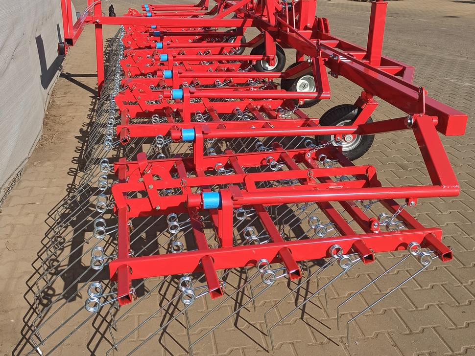METAL-TECHNIK Hackstriegel / Weeder / Herse étrille / Sarchiatrice / Прополочная машина / Chwastownik 9 m - 잔디 써레 : 사진 2 METAL-TECHNIK Hackstriegel / Weeder / Herse étrille / Sarchiatrice / Прополочная машина / Chwastownik 9 m - 잔디 써레 : 사진 2