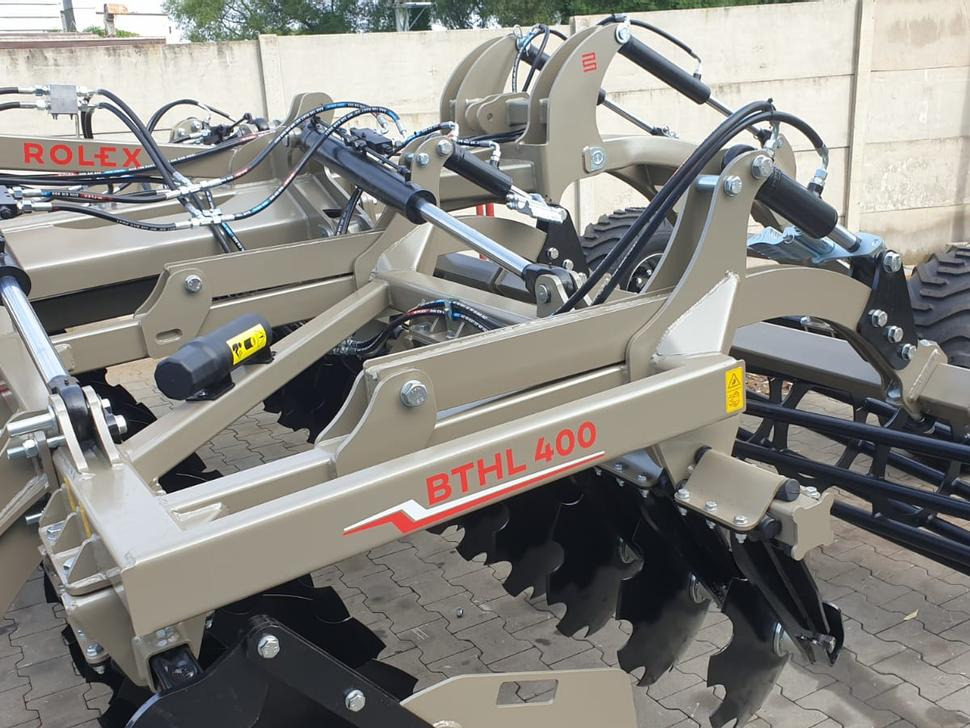 리스 ROLEX Hydraulische Scheibenegge / Hydraulic discs harrow / Dechaumeur à disques / Erpice a dischi / Дисковая гидравлическая борона тип лёгкий с тележкой / Brona talerzowa hydraulicznie składana lekka ROLEX Hydraulische Scheibenegge / Hydraulic discs harrow / Dechaumeur à disques / Erpice a dischi / Дисковая гидравлическая борона тип лёгкий с тележкой / Brona talerzowa hydraulicznie składana lekka : 사진 24 리스 ROLEX Hydraulische Scheibenegge / Hydraulic discs harrow / Dechaumeur à disques / Erpice a dischi / Дисковая гидравлическая борона тип лёгкий с тележкой / Brona talerzowa hydraulicznie składana lekka ROLEX Hydraulische Scheibenegge / Hydraulic discs harrow / Dechaumeur à disques / Erpice a dischi / Дисковая гидравлическая борона тип лёгкий с тележкой / Brona talerzowa hydraulicznie składana lekka : 사진 24