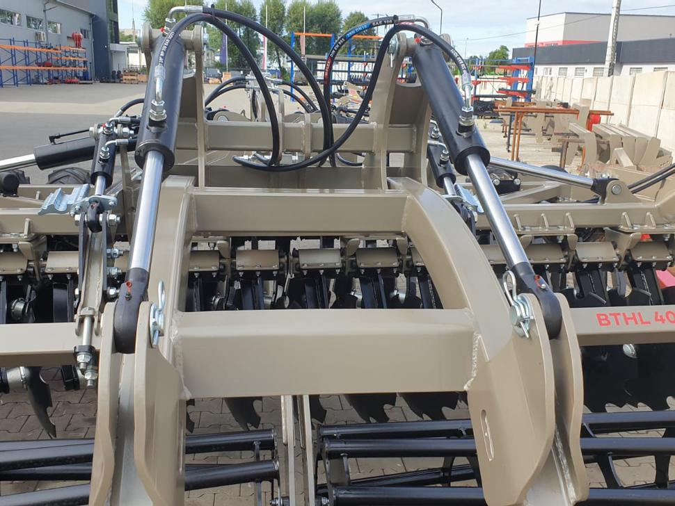 리스 ROLEX Hydraulische Scheibenegge / Hydraulic discs harrow / Dechaumeur à disques / Erpice a dischi / Дисковая гидравлическая борона тип лёгкий с тележкой / Brona talerzowa hydraulicznie składana lekka ROLEX Hydraulische Scheibenegge / Hydraulic discs harrow / Dechaumeur à disques / Erpice a dischi / Дисковая гидравлическая борона тип лёгкий с тележкой / Brona talerzowa hydraulicznie składana lekka : 사진 21 리스 ROLEX Hydraulische Scheibenegge / Hydraulic discs harrow / Dechaumeur à disques / Erpice a dischi / Дисковая гидравлическая борона тип лёгкий с тележкой / Brona talerzowa hydraulicznie składana lekka ROLEX Hydraulische Scheibenegge / Hydraulic discs harrow / Dechaumeur à disques / Erpice a dischi / Дисковая гидравлическая борона тип лёгкий с тележкой / Brona talerzowa hydraulicznie składana lekka : 사진 21