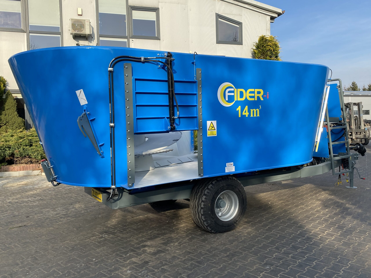 ZAMET Futtermischwagen / Feed mixer / Melangeuse / Carro miscelatore / Vagoneta 2 sinfines / Кормораздатчик 2 шнека / Wóz paszowy 14 m3 - 목초 믹서 : 사진 4 ZAMET Futtermischwagen / Feed mixer / Melangeuse / Carro miscelatore / Vagoneta 2 sinfines / Кормораздатчик 2 шнека / Wóz paszowy 14 m3 - 목초 믹서 : 사진 4