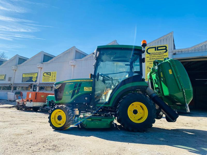 John Deere 2038R avec plateau de coupe et bas de ramassage - 스트래들 트랙터 : 사진 2 John Deere 2038R avec plateau de coupe et bas de ramassage - 스트래들 트랙터 : 사진 2