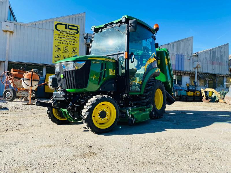 John Deere 2038R avec plateau de coupe et bas de ramassage - 스트래들 트랙터 : 사진 1 John Deere 2038R avec plateau de coupe et bas de ramassage - 스트래들 트랙터 : 사진 1