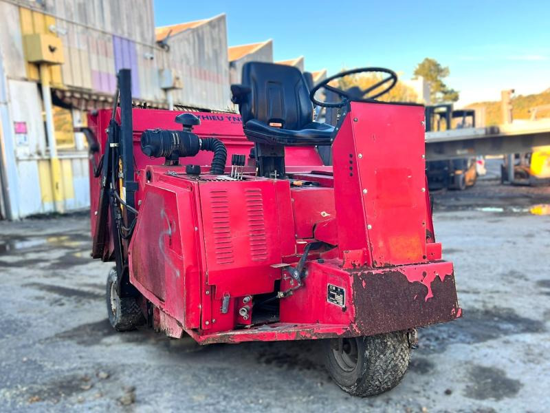 YNO 135-3 VEH Balayeuse diesel - 거리 청소 차량 : 사진 2 YNO 135-3 VEH Balayeuse diesel - 거리 청소 차량 : 사진 2