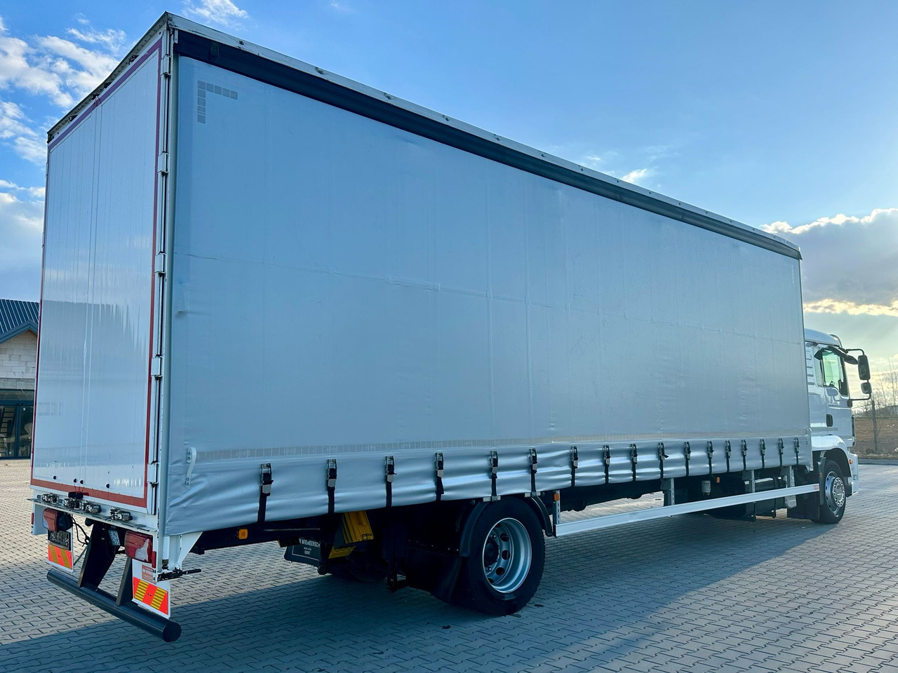 MAN TGM 18.290 / FIRANKA / WINDA / 22 EUROPALETY / AUTOMAT / SYPIALKA / 9 059 KG ŁADOWNOŚCI / NISKI PRZEBIEG / ZSUWANY DACH / EURO 6 - 커튼사이더 트럭 : 사진 5 MAN TGM 18.290 / FIRANKA / WINDA / 22 EUROPALETY / AUTOMAT / SYPIALKA / 9 059 KG ŁADOWNOŚCI / NISKI PRZEBIEG / ZSUWANY DACH / EURO 6 - 커튼사이더 트럭 : 사진 5