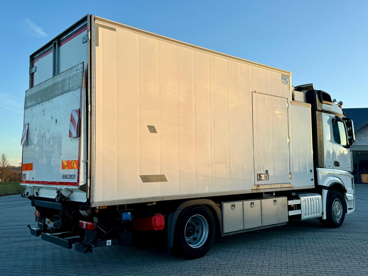 MERCEDES-BENZ ACTROS 1840 / CHŁODNIA / WINDA / 15 EUROPALET / 6.10 M DŁUGOŚCI / DUŻA KABINA / AUTOMAT / SPROWADZONY / SERWISOWANY / EURO 6 - 냉동탑차 : 사진 3 MERCEDES-BENZ ACTROS 1840 / CHŁODNIA / WINDA / 15 EUROPALET / 6.10 M DŁUGOŚCI / DUŻA KABINA / AUTOMAT / SPROWADZONY / SERWISOWANY / EURO 6 - 냉동탑차 : 사진 3