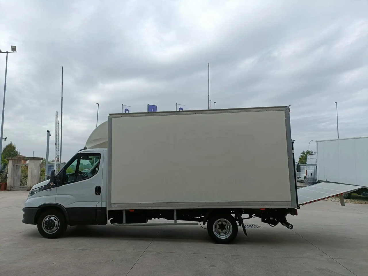 IVECO DAILY 35C16 3.0 - 박스 밴 : 사진 2 IVECO DAILY 35C16 3.0 - 박스 밴 : 사진 2