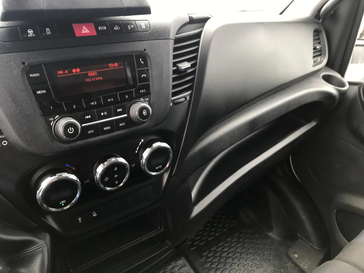 IVECO DAILY 35C16 CC 3000 - 커튼 사이드 밴 : 사진 5 IVECO DAILY 35C16 CC 3000 - 커튼 사이드 밴 : 사진 5