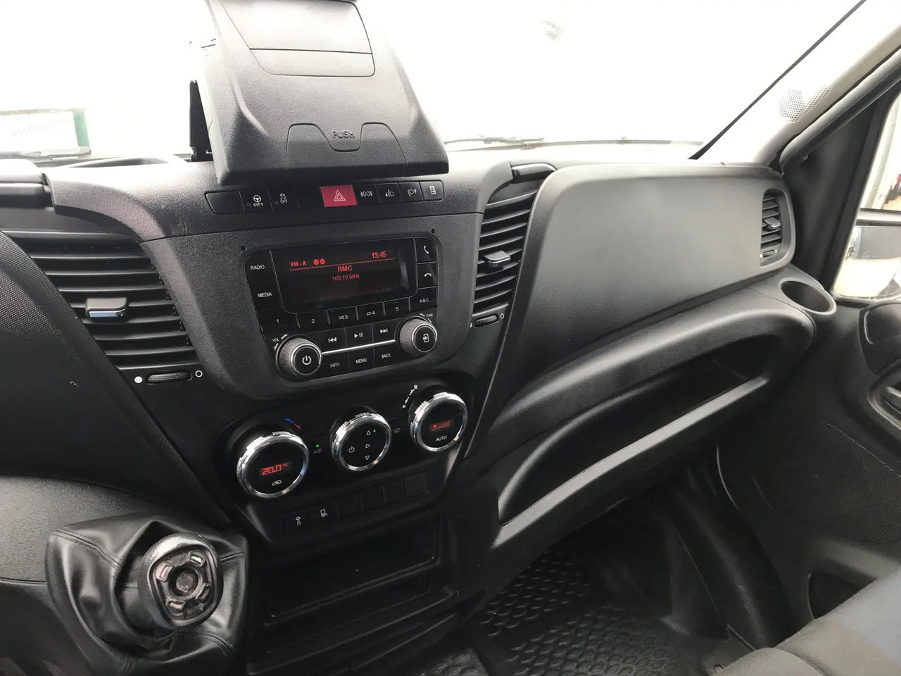 IVECO DAILY 35C16 CC 3000 - 커튼 사이드 밴 : 사진 4 IVECO DAILY 35C16 CC 3000 - 커튼 사이드 밴 : 사진 4