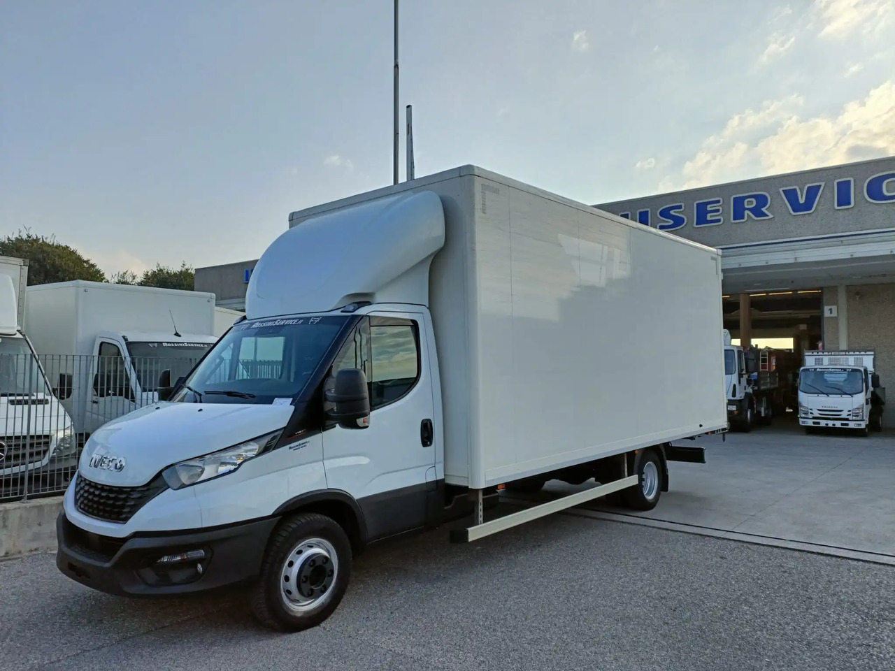 IVECO DAILY 72C18 72.180 HI P - 박스 트럭 : 사진 2 IVECO DAILY 72C18 72.180 HI P - 박스 트럭 : 사진 2