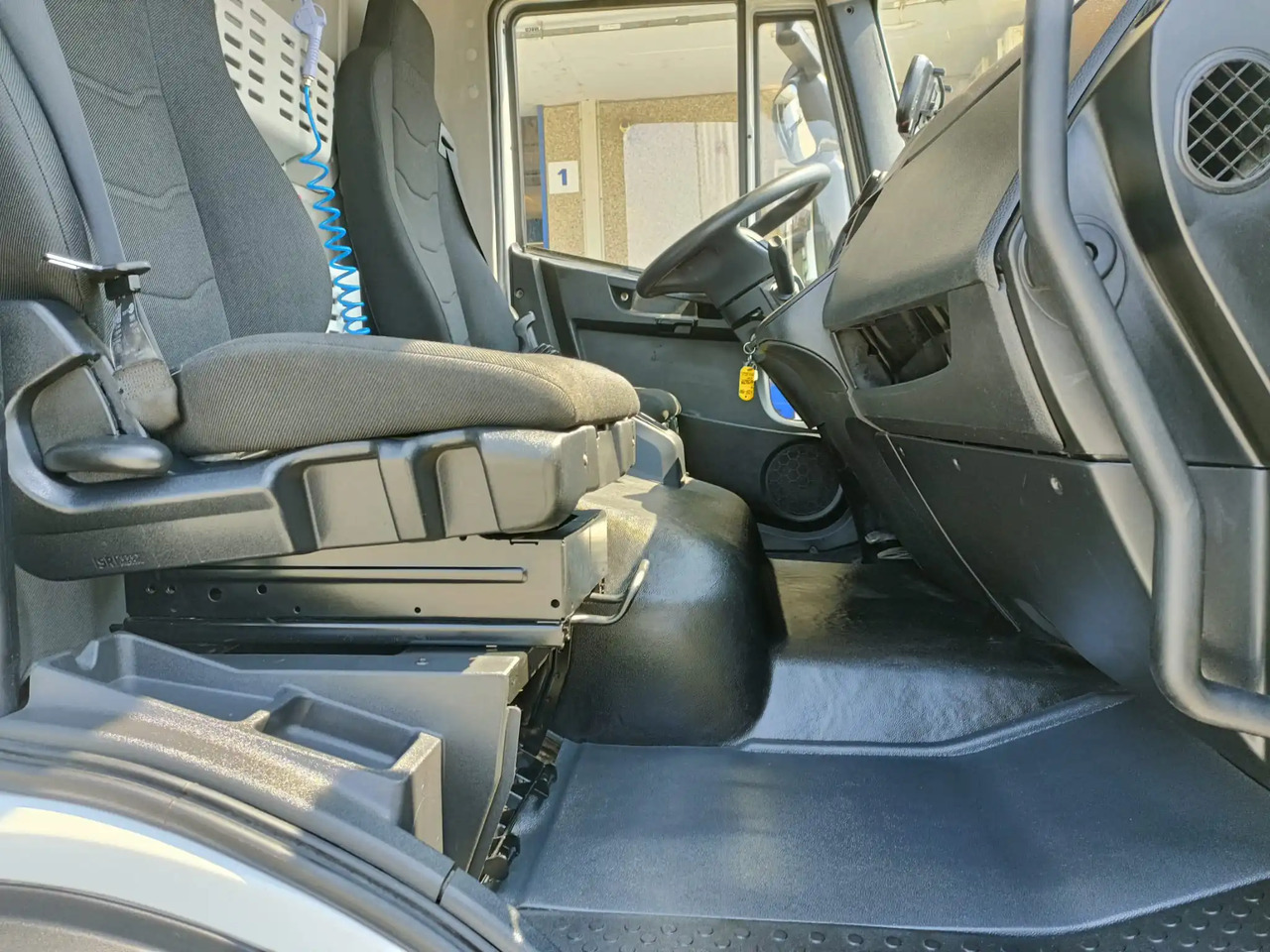 IVECO EUROCARGO 120E19P - 캡 새시 트럭 : 사진 2 IVECO EUROCARGO 120E19P - 캡 새시 트럭 : 사진 2