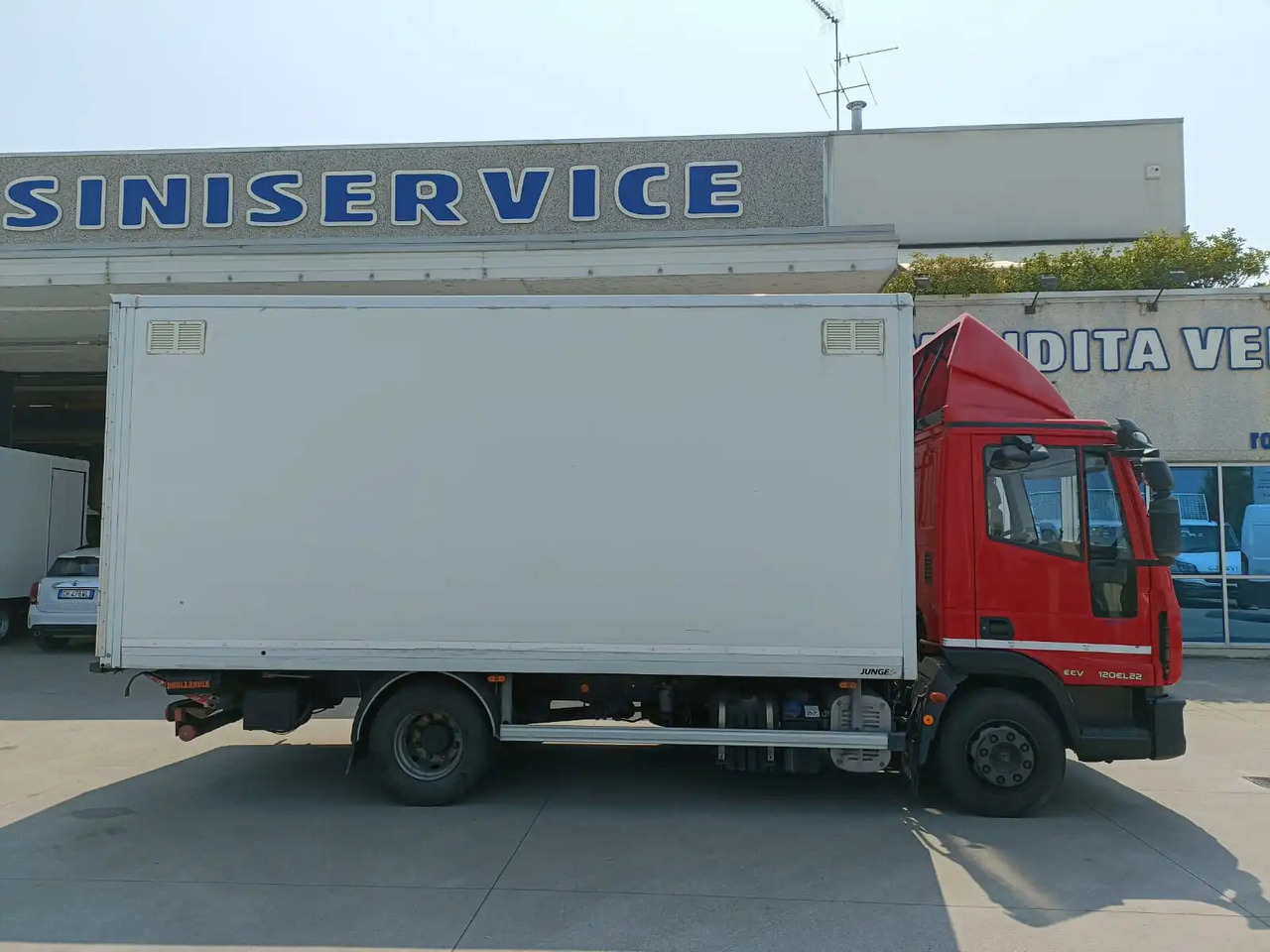 IVECO EUROCARGO 120EL22 - 박스 트럭 : 사진 4 IVECO EUROCARGO 120EL22 - 박스 트럭 : 사진 4
