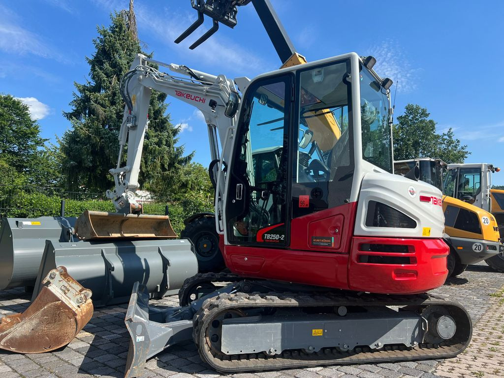 Takeuchi TB 250-2 u. 260 Takeuchi TB 250-2 u. 260 - 미니 굴삭기 : 사진 1 Takeuchi TB 250-2 u. 260 Takeuchi TB 250-2 u. 260 - 미니 굴삭기 : 사진 1
