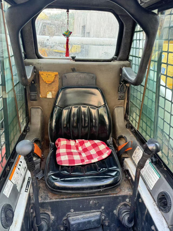 BOBCAT S185 - 스키드 스티어 로더 : 사진 4 BOBCAT S185 - 스키드 스티어 로더 : 사진 4
