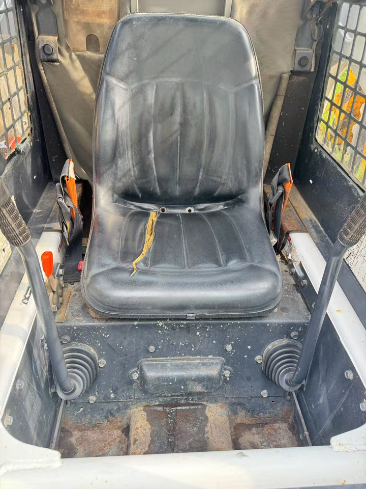 BOBCAT S300 - 스키드 스티어 로더 : 사진 5 BOBCAT S300 - 스키드 스티어 로더 : 사진 5