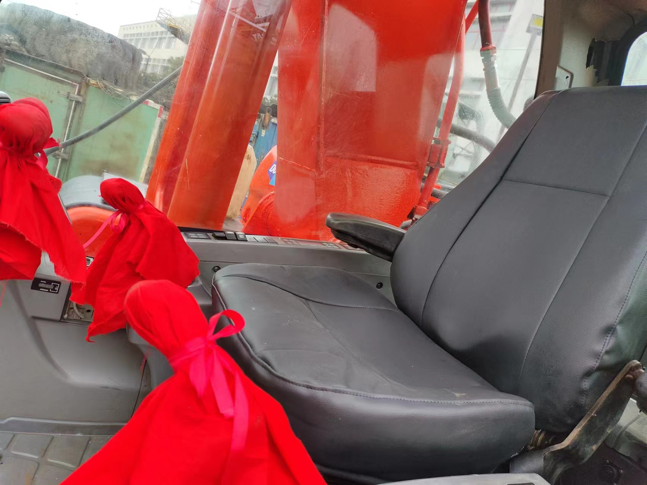 DOOSAN DX225LCA - 크롤러 굴삭기 : 사진 4 DOOSAN DX225LCA - 크롤러 굴삭기 : 사진 4