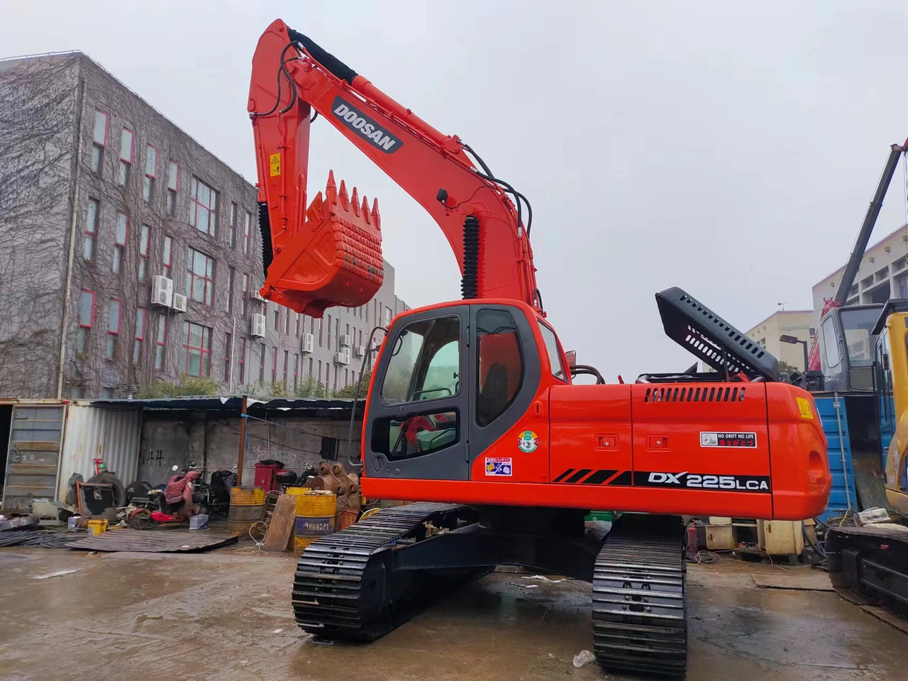 DOOSAN DX225LCA - 크롤러 굴삭기 : 사진 2 DOOSAN DX225LCA - 크롤러 굴삭기 : 사진 2