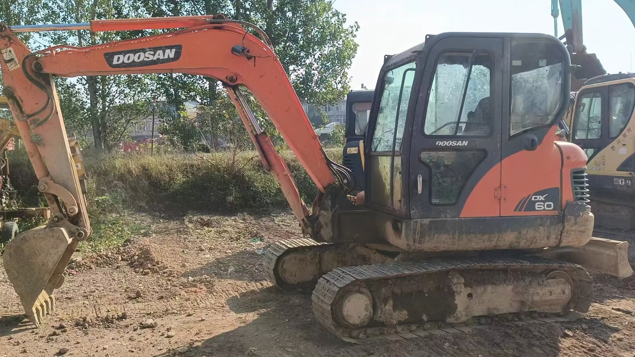 DOOSAN dx60 - 미니 굴삭기 : 사진 1 DOOSAN dx60 - 미니 굴삭기 : 사진 1