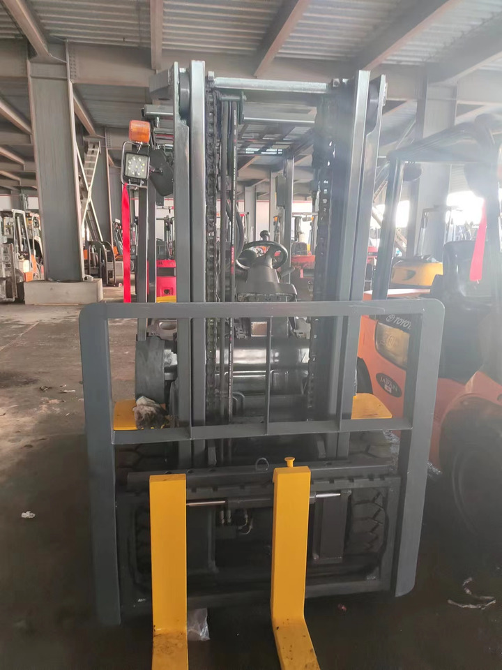 KOMATSU FD30T-17 - 디젤 지게차 : 사진 2 KOMATSU FD30T-17 - 디젤 지게차 : 사진 2