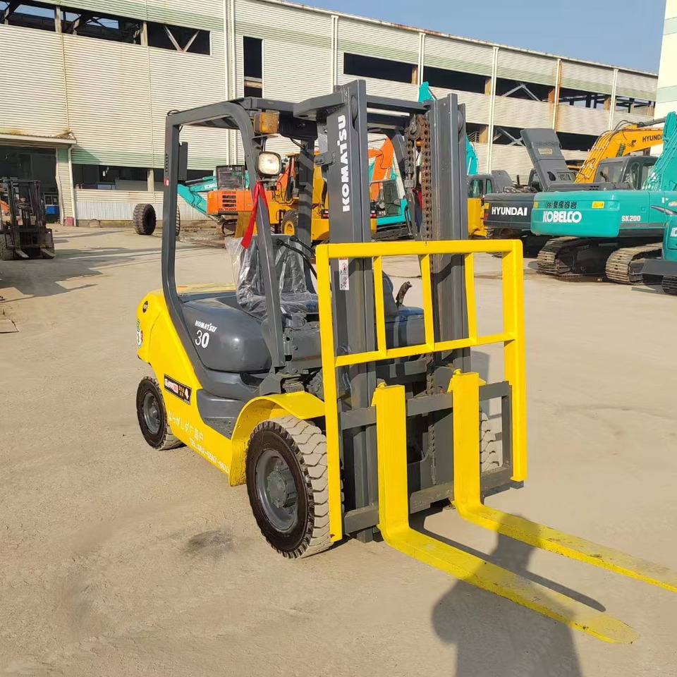 KOMATSU FD30 - 디젤 지게차 : 사진 2 KOMATSU FD30 - 디젤 지게차 : 사진 2