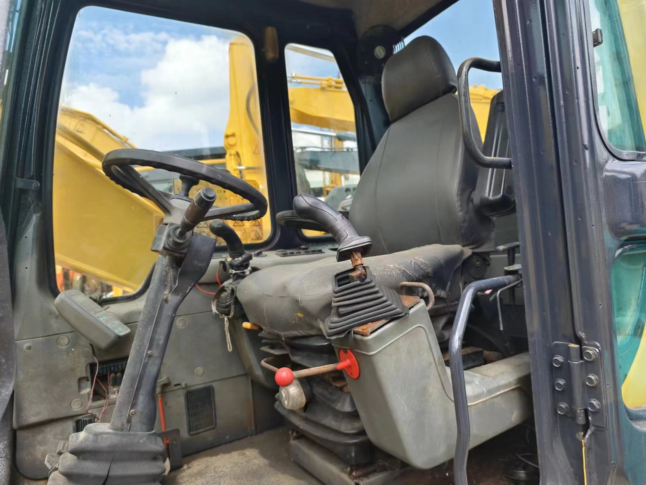 KOMATSU PC130 - 휠 굴삭기 : 사진 4 KOMATSU PC130 - 휠 굴삭기 : 사진 4