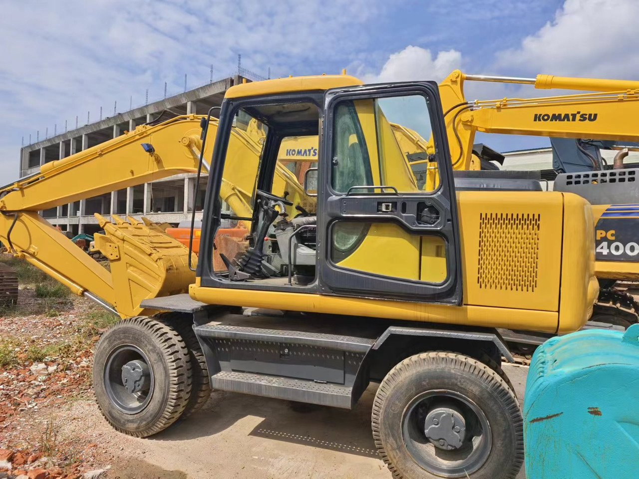 KOMATSU PC130 - 휠 굴삭기 : 사진 1 KOMATSU PC130 - 휠 굴삭기 : 사진 1